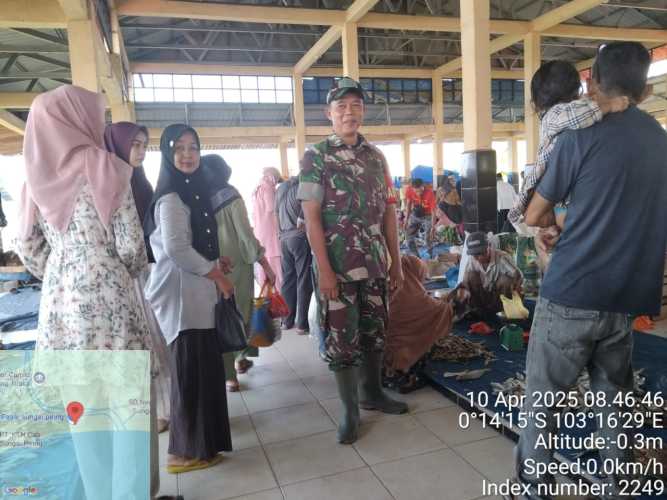 Babinsa Koramil 12/Batang Tuaka Pantau Harga dan Keamanan Pasar Pasca Lebaran
