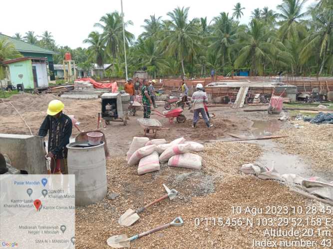 Kopda Sudarwis Bersama Warga Bantu Pembangunan Gedung Pemerintah