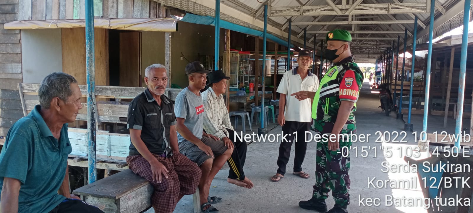 Serda Sukiran Babinsa Koramil 12/Batang Tuaka Rutinkan Sosialisasi di Pelabuhan