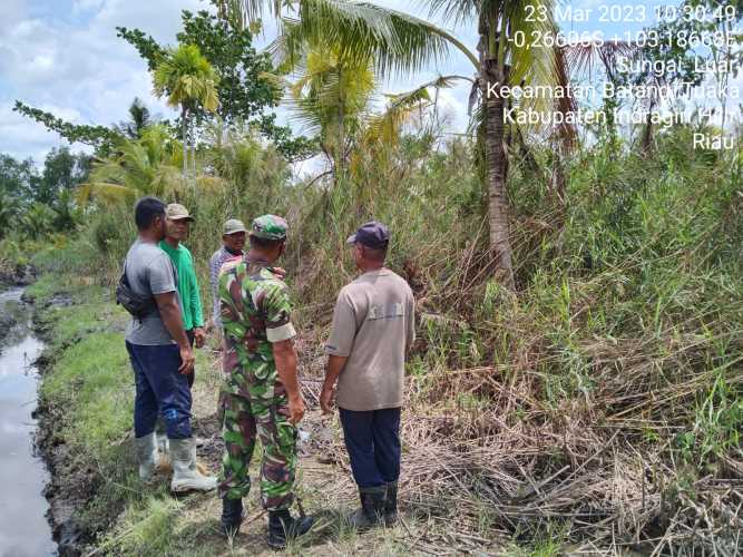 Babinsa Monitor Kegiatan Pembersihan Lahan oleh Petani