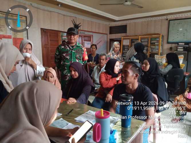 Babinsa Tembilahan Hilir Dampingi Penyaluran Bantuan Pangan untuk 1.190 KK
