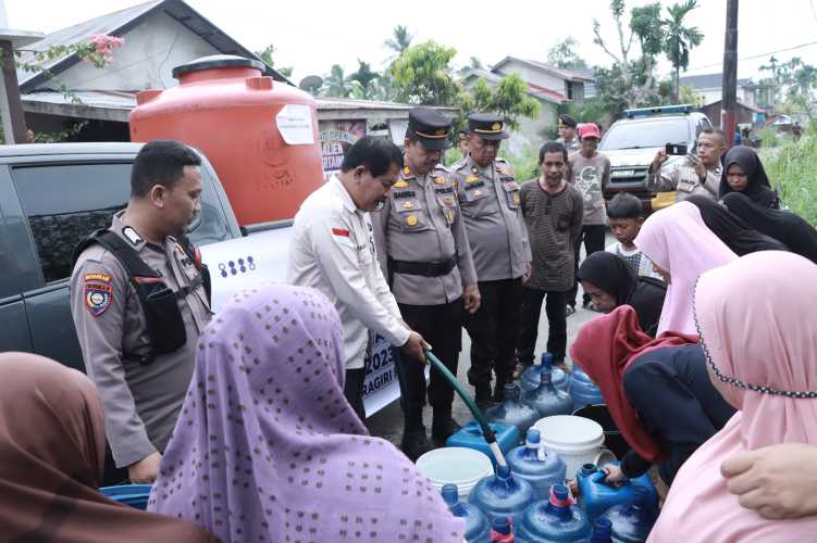 Terima Bantuan Air Bersih dari PolresInhil, Warga Pekan Arba Ucapkan Terima Kasih