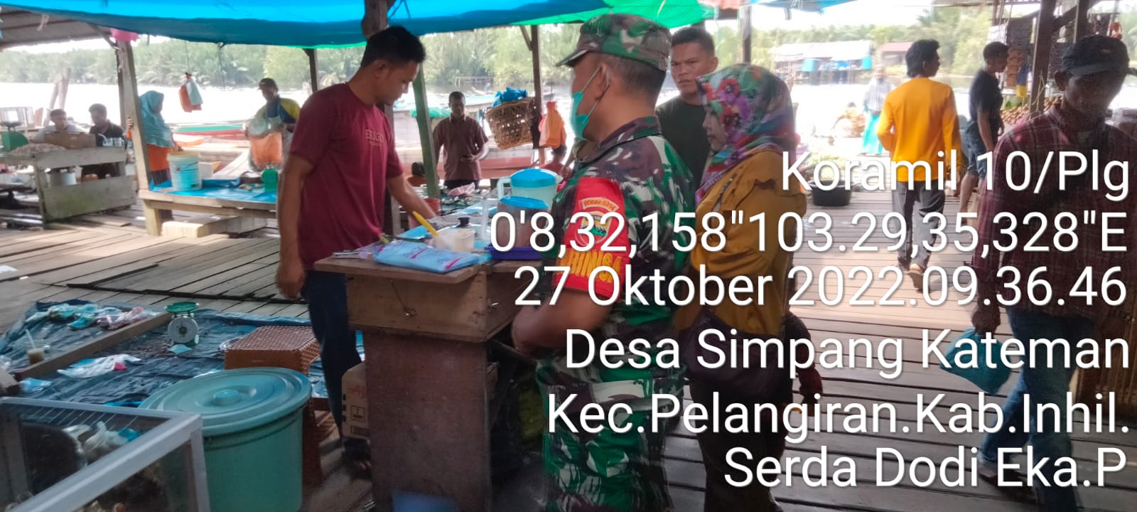 Serda Dodi Eka Putra Babinsa Koramil 10/Pelangiran Komunikatif di Pasar Desa