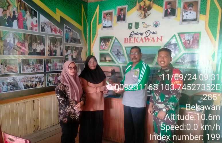 Babinsa Bekawan Bersama Kepala Desa Serahkan Bantuan Langsung Tunai