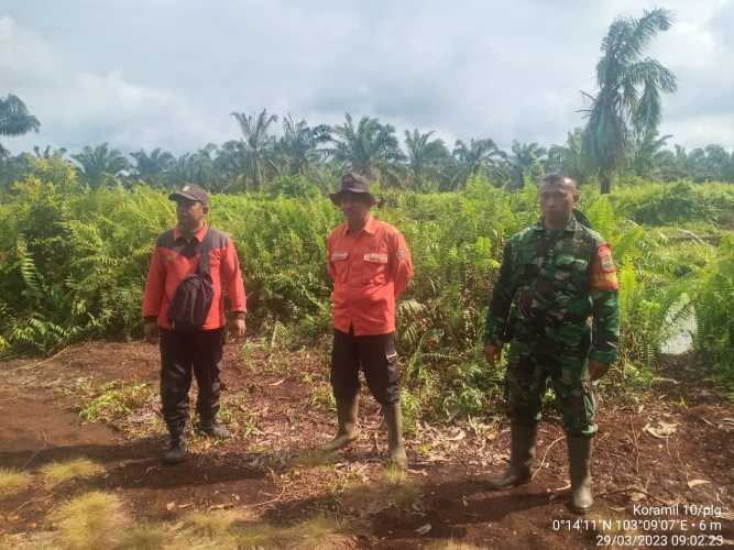 Babinsa Bersama Fire Fighter Lakukan Monitoring Kondisional