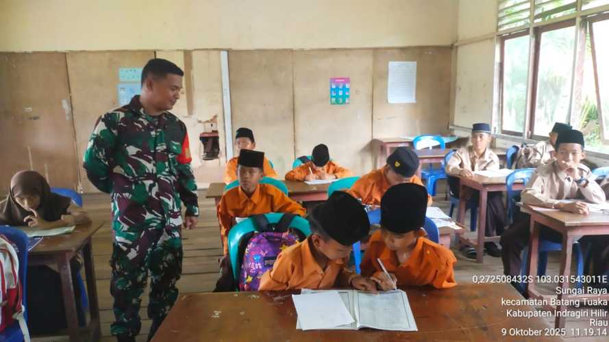 Babinsa Koramil 12/Batang Tuaka Dorong Pembentukan Karakter Pelajar Lewat Program Babinsa Go to School