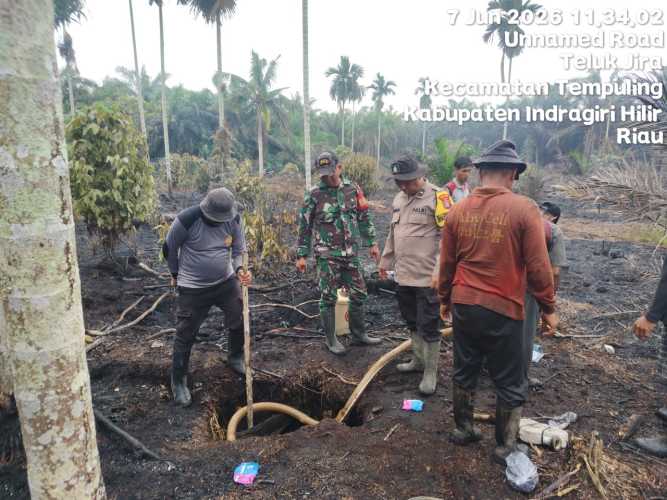 Kompak, Polsek Tempuling, Koramil 03/Tempuling, Pemdes Teluk Jira dan MPA Bahu-Membahu Atasi Karhutla