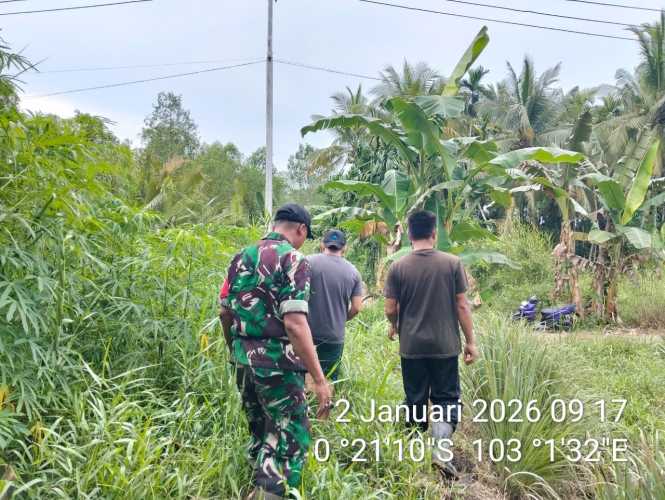Babinsa melaksanakan patroli tapal batas dalam menjaga ketetapan kamtibmas: