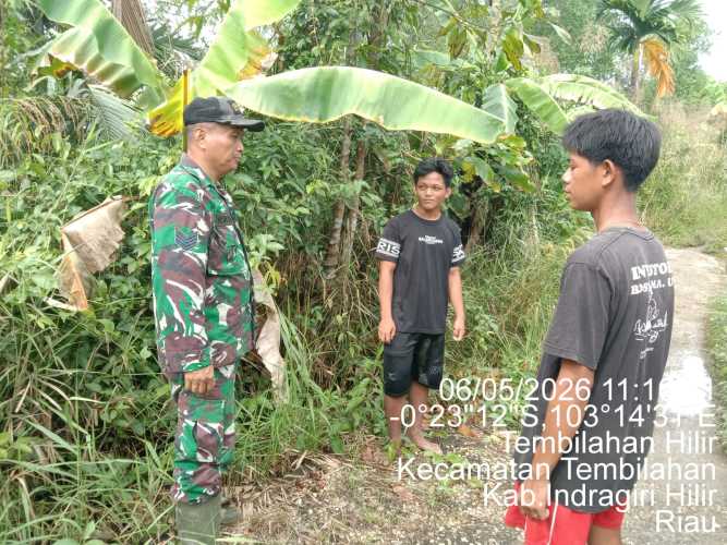Patroli Tapal Batas Tembilahan Hilir, Babinsa Gandeng Masyarakat Jaga Integritas Wilayah