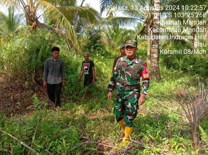 Sertu Mistar Menjaga Lahan Perkebunan Warga dari Karhutlah