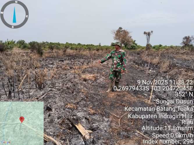 Babinsa Serda Saprijon Terjun Langsung Padamkan Karhutla di Desa Sungai Luar