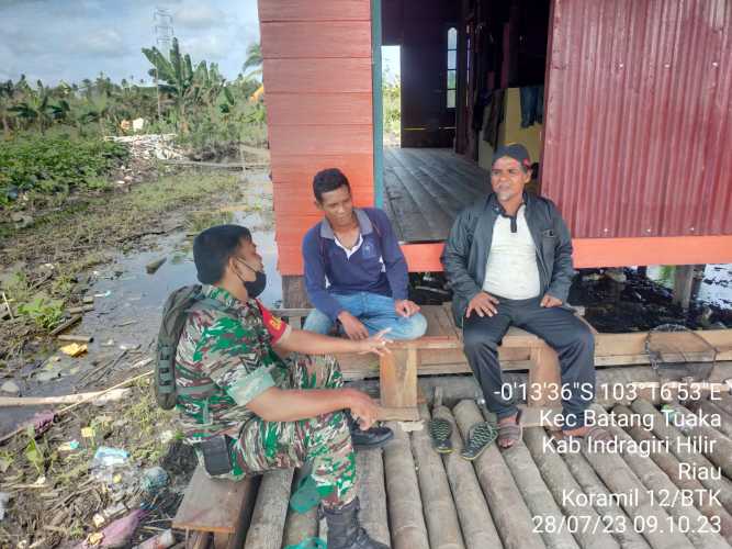 Komsos dengan Warga Babinsa Sampaikan Kamtibmas