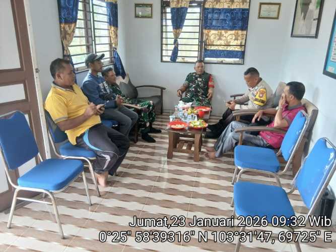 Babinsa Pulau Burung  membangkitkan semangat kebersamaan dan tenggang rasa dalam kegiatan Jumat Berkah