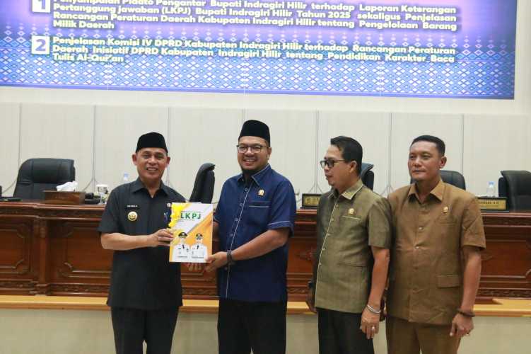 Galeri Bupati Inhil Hadiri Rapat Paripurna Ke-4, Bahas LKPJ
