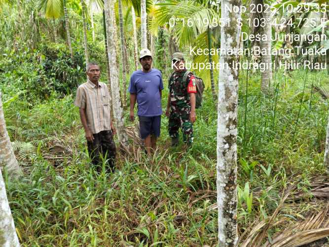 Babinsa Koramil 12/Batang Tuaka Laksanakan Patroli Lintas Batas Cegah Potensi Titik Api