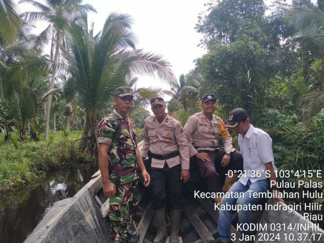 Bersama Aparat kepolisian dan Masyarakat, Serka Masri Laksanakan Antisipasi Banjir