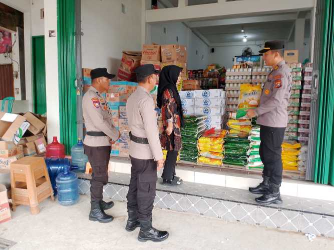 Kapolsek Kempas Bersama Personel Cek Stabilitas Harga Bahan Pokok Jelang Lebaran 2025.