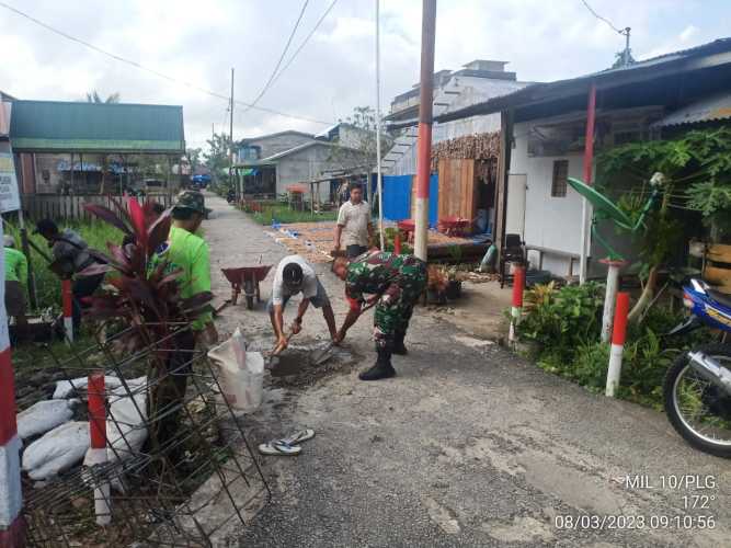 Babinsa Benahi Jalan di Depan Pos Kampung Pancasila