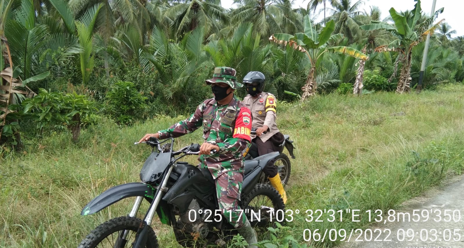 Serda Siswanto Babinsa Koramil 11/Pulau Burung Patroli Bersama Babinkamtibmas