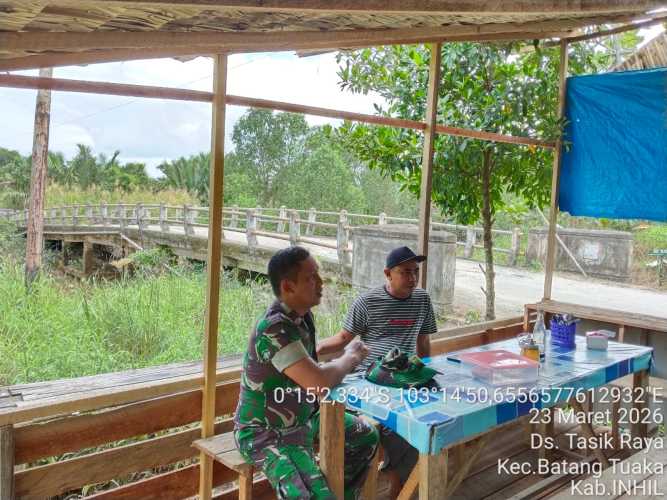 silaturahmi dan halal bihalal Babinsa Koptu Sihabuddin di Desa Tasik Raya.
