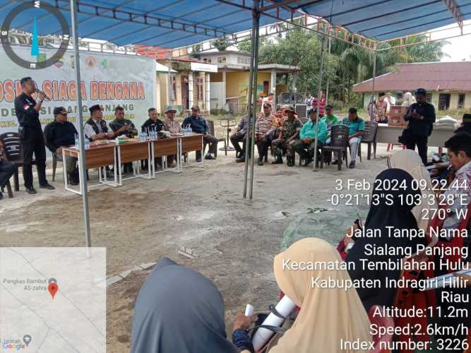 Serka Masri Dampingi Dandim 0314/inhil Ke desa Sialang Panjang Berikan Baksos Terdampak Banjir