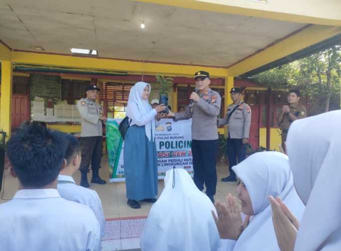 Polsek Pulau Burung Gelar Workshop Green Policing, Bagikan  Bibit Pohon Kehidupan  kepada Pelajar