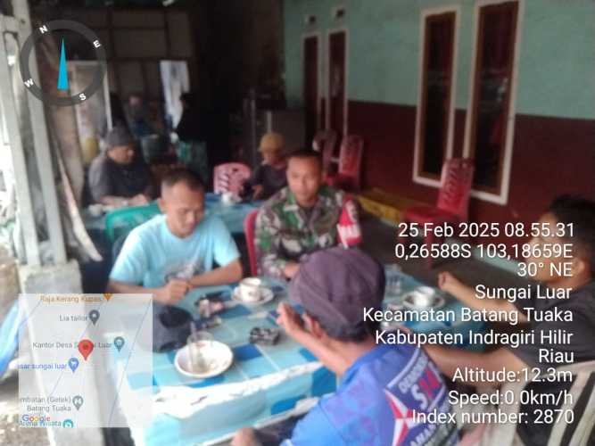 Babinsa Koramil 12/Batang Tuaka Gelar Komsos, Ajak Warga Tingkatkan Kewaspadaan dan Keamanan Desa