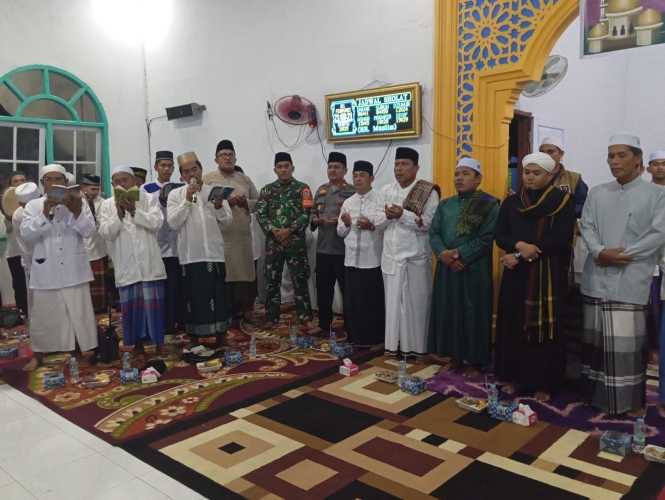 Dukungan TNI di Desa Pulau Palas: Sertu Ali Sabri Hadiri Acara Isra Mi'raj, Perkuat Hubungan dengan Masyarakat