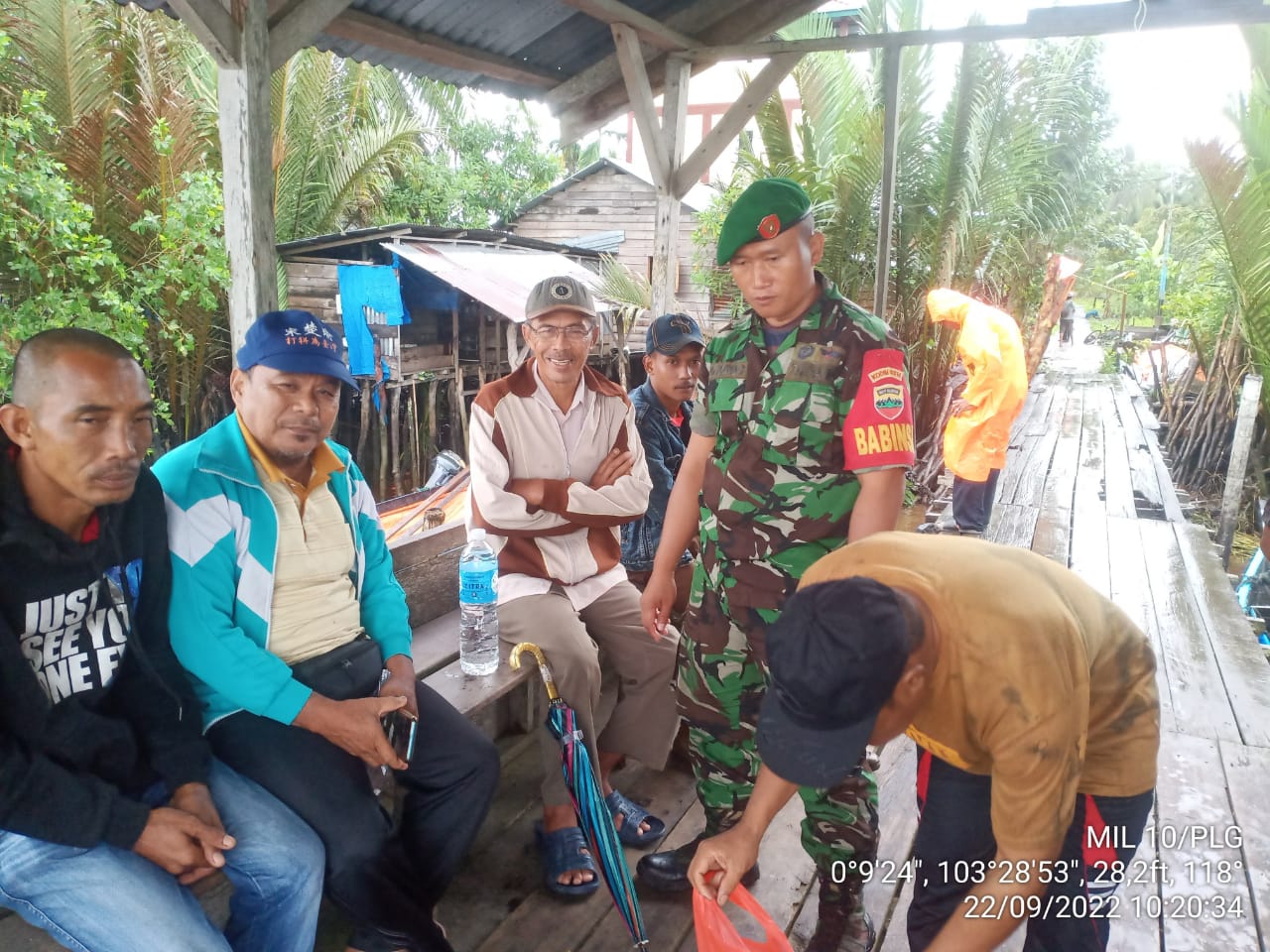 Kopda J.Manurung Babinsa Koramil 10/Pelangiran Saling Bekerjasama mencari warganya yang Hilang