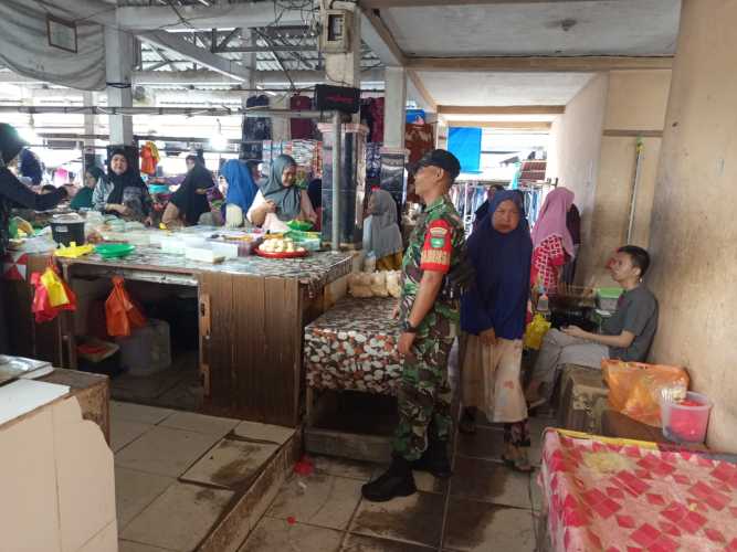 Babinsa Serda Ronal Manalu Pantau Kondisi Pasar di Ramadhan Kedua