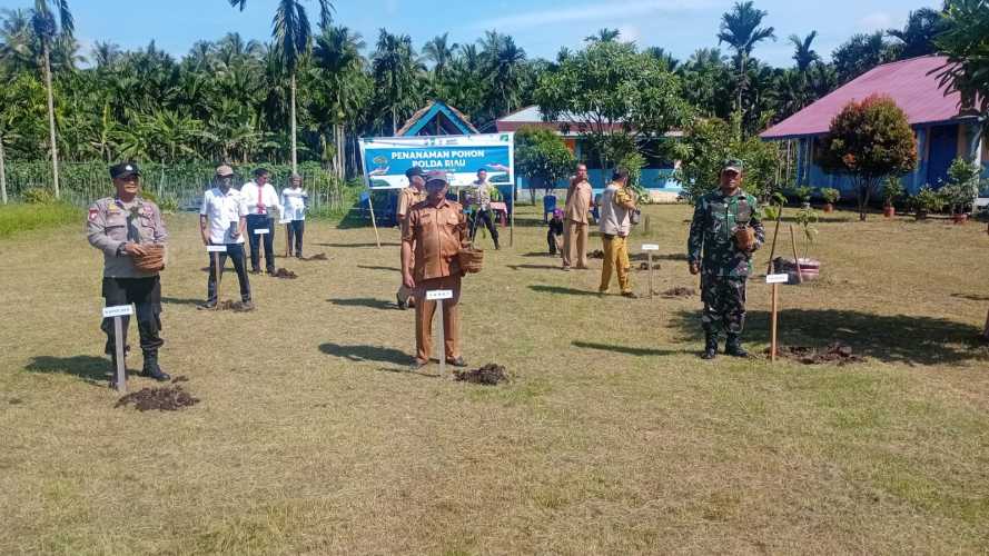 Polsek Pelangiran Sukses Gelar Penanaman Pohon Serentak Bersama Kapolda Riau via Zoom