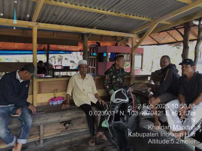 Babinsa Bekawan, Pratu Kevien Prayogo, Perkuat Hubungan dengan Masyarakat melalui Komsos di Pos Ojek Desa Binaan