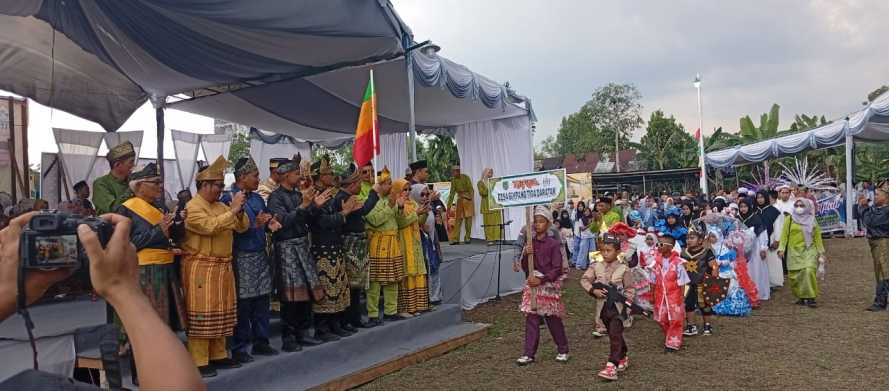 Pawai Taaruf Desa Simpang Tiga Daratan Meriahkan MTQ Ke-40 Kecamatan Enok