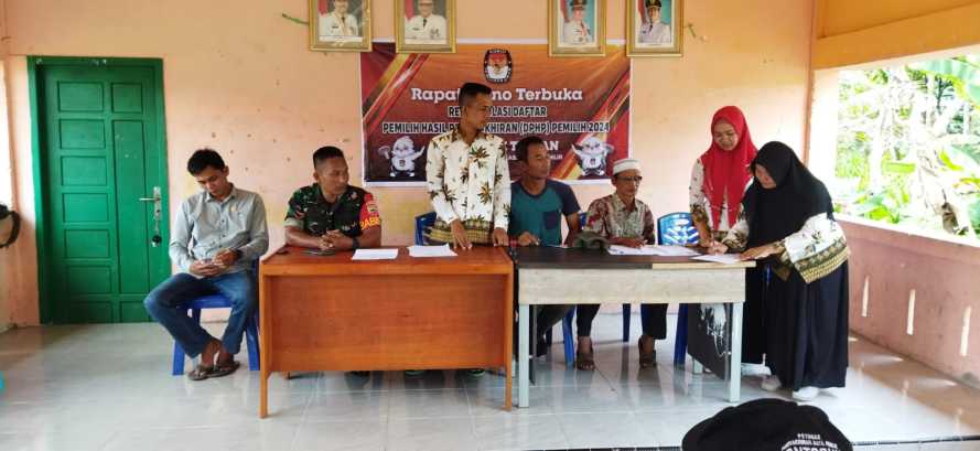 Babinsa Menghadiri Rapat Pleno Rekap DPHP