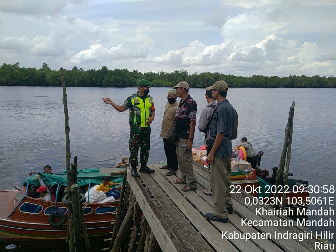 Serda Tomi Firman Babinsa Koramil 08/Mandah Kodim 0314/Inhil Pantau Mobilitas di Pelabuhan Rakyat