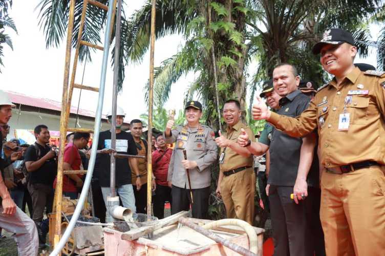 Bulan Bakti Polri, Kapolda Riau Memberikan Bantuan Fasilitas Air Bersih Kepada Warga di Seluruh Provinsi Riau.