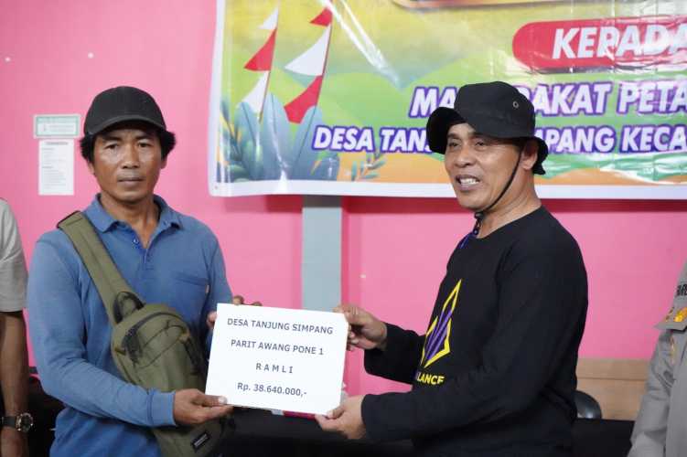 Bupati Herman Secara Simbolis Serahkan Bantuan Kepada Petani Dampak Replanting Perusahaan
