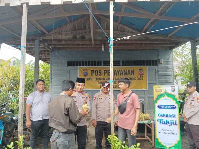 Kapolsek Pelangiran Pimpin Pembagian Takjil, Tumbuhkan Silaturahmi dan Rasa Syukur di Bulan Ramadhan