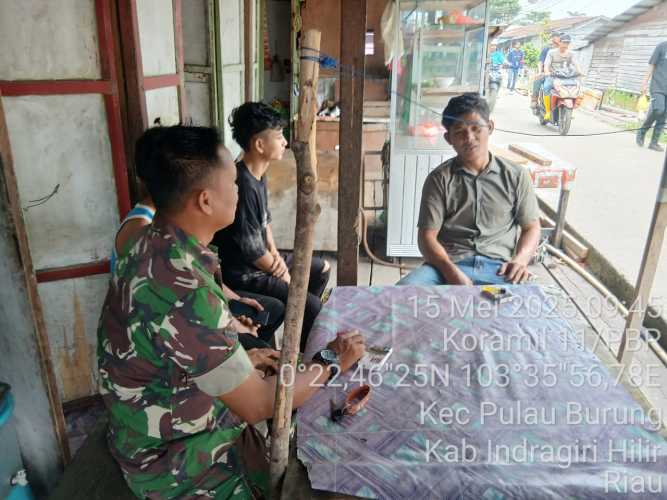 Babinsa Koramil 11/Pulau Burung Ajak Masyarakat Jaga Kondusifitas dan Kebersihan Lingkungan
