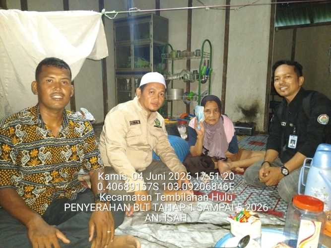 Kades Sungai Intan Turun Langsung Salurkan Bantuan Langsung Tunai