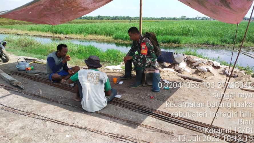 Babinsa Berdialog dengan Masyarakat Berikan Motivasi