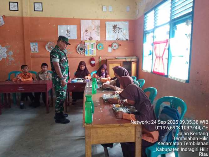 Babinsa Sertu Anton Bantu Distribusikan 2.915 Porsi Makan Bergizi Gratis di Tembilahan Hilir