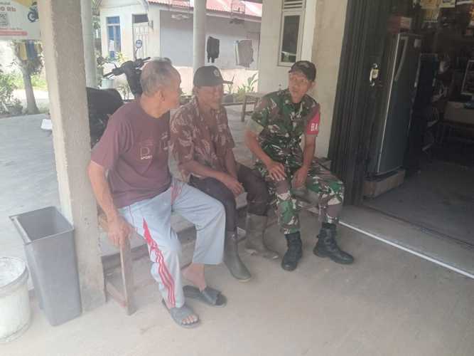 Babinsa Sertu Deni Intensifkan Silaturahmi dengan Masyarakat Jelang Ramadhan, Jaga Kamtibmas Lingkungan