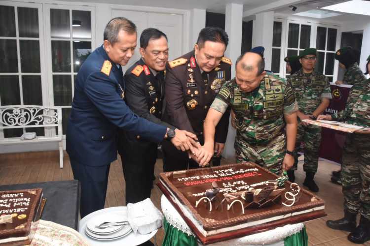 Datangi Kediaman Kapolda Riau, Danrem 031/WB Beri Surprise Irjen Iqbal di Hari Bhayangkara ke 77