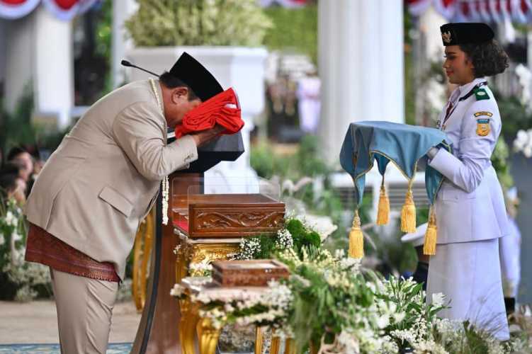 Presiden Prabowo Pimpin Upacara Penurunan Bendera Merah Putih di Istana Merdeka, Tegaskan Semangat Kebersamaan