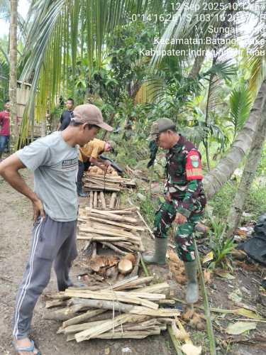 Babinsa Koramil 12/Batang Tuaka Aktif Mendukung Kegiatan Sosial Warga Sungai Piring dan Imbau Pentingnya Keselamatan