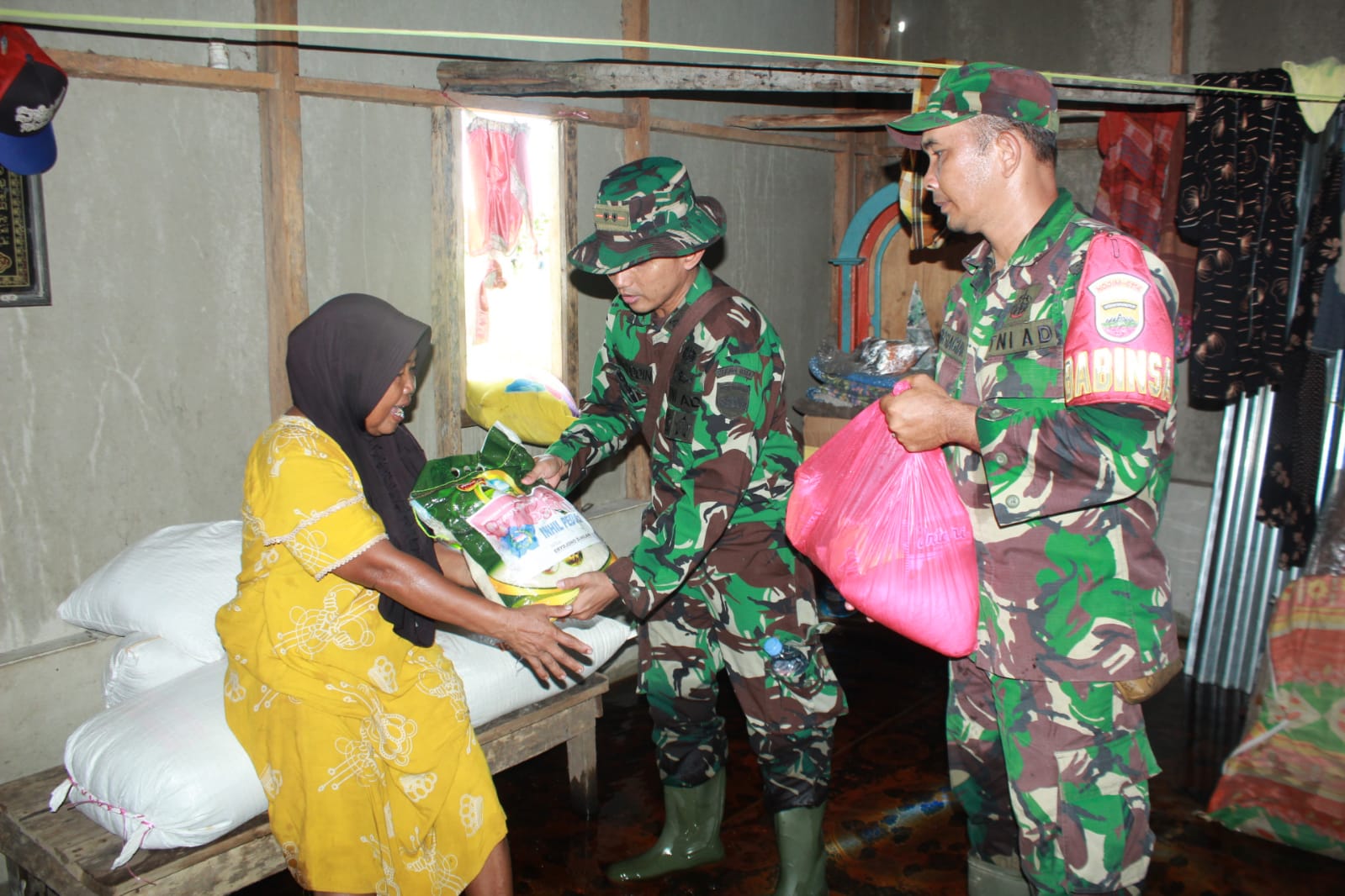 Dandim 0314/Inhil Berikan Bantuan Kepada Korban Musibah Banjir  SERIBUPARITNEWS.