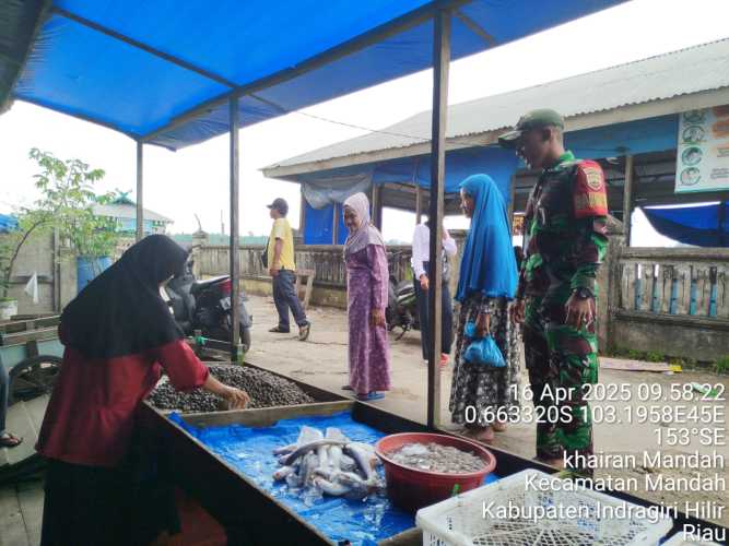 Babinsa Koramil 08/Mandah Lakukan Pembinaan kepada Pedagang dalam Kegiatan Komsos
