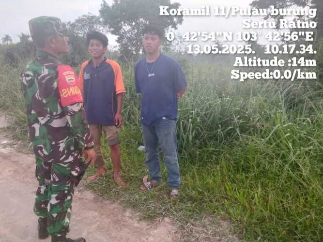 Babinsa Koramil 11/Pulau Burung Lakukan Komsos dengan Buruh Bongkar Muat untuk Jaga Kondisi Aman di Pelabuhan