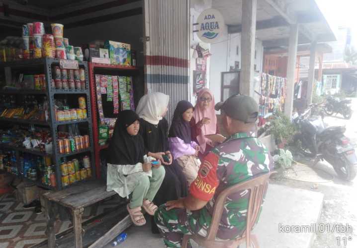 Babinsa Koramil 01/TBH Melaksanakan Kegiatan Komsos dengan Warga Pekan Kamis